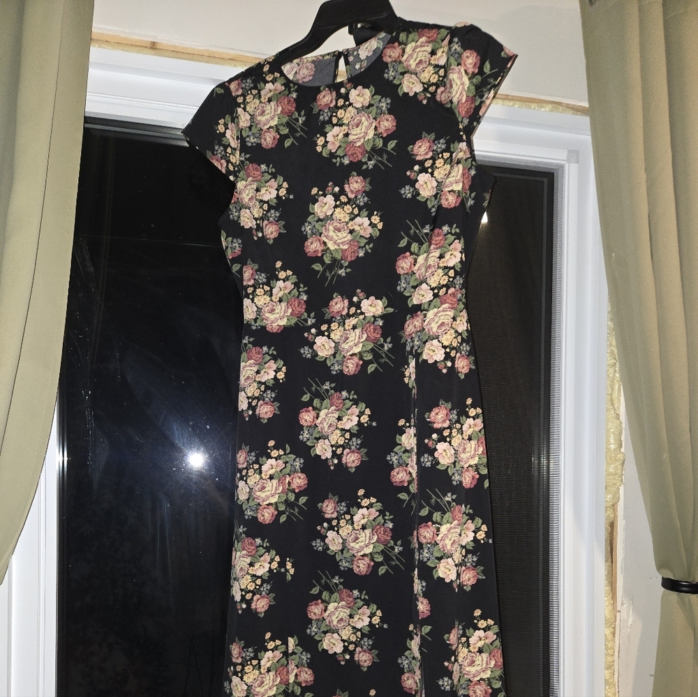 Chic Floral Midi Dress in Black
